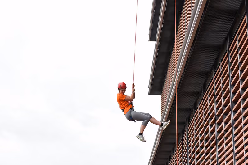 Descendre une façade en rappel