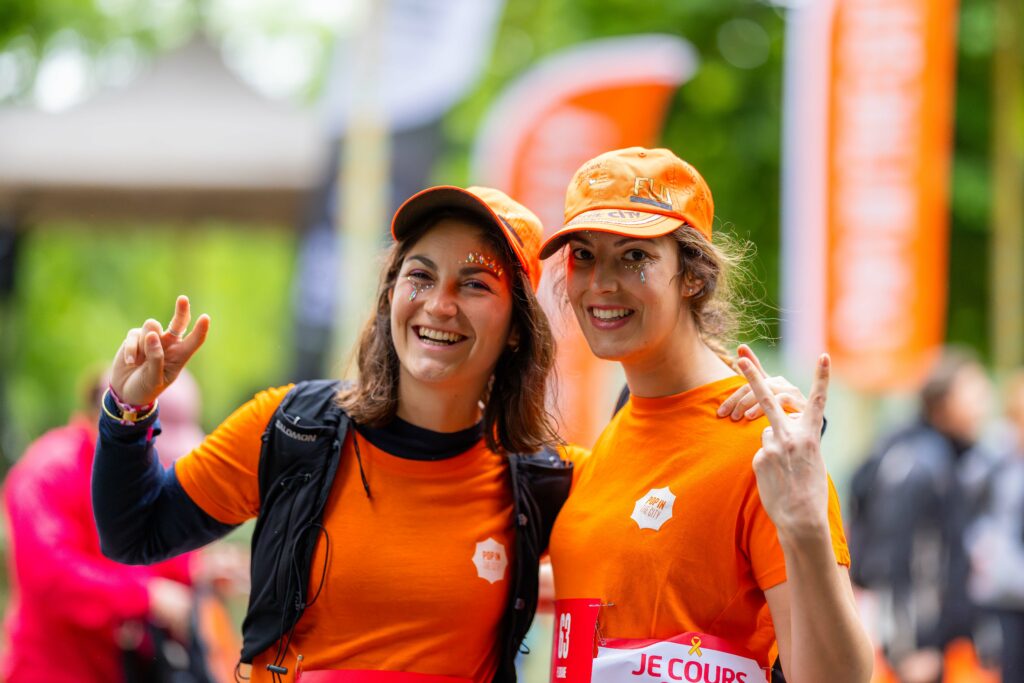 Femmes qui font le V de la victoire avant de partir à la découverte de la ville de Bruxelles, en Europe