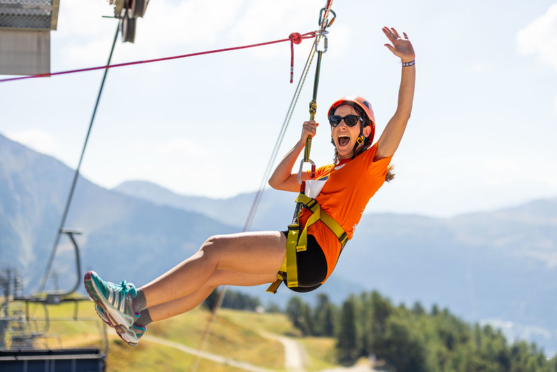 Femme qui s'lance pour une tyrolienne à Nendaz lors d'une activité plein air entre filles