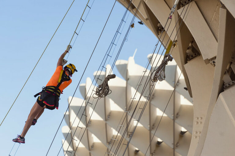 Femme qui descend en rappel les Setas de Séville lors d'une activité insolite dans la ville