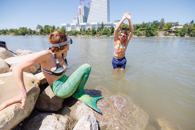 Femme avec une queue de sirène qui se prépare à faire une activité insolite : nager dans le Rhin comme une sirène.