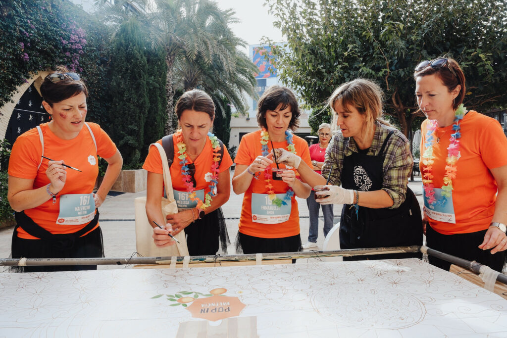 Femmes qui font un atelier de peinture sur soie à la Lonja de la Seda lors de leur city break à Valence