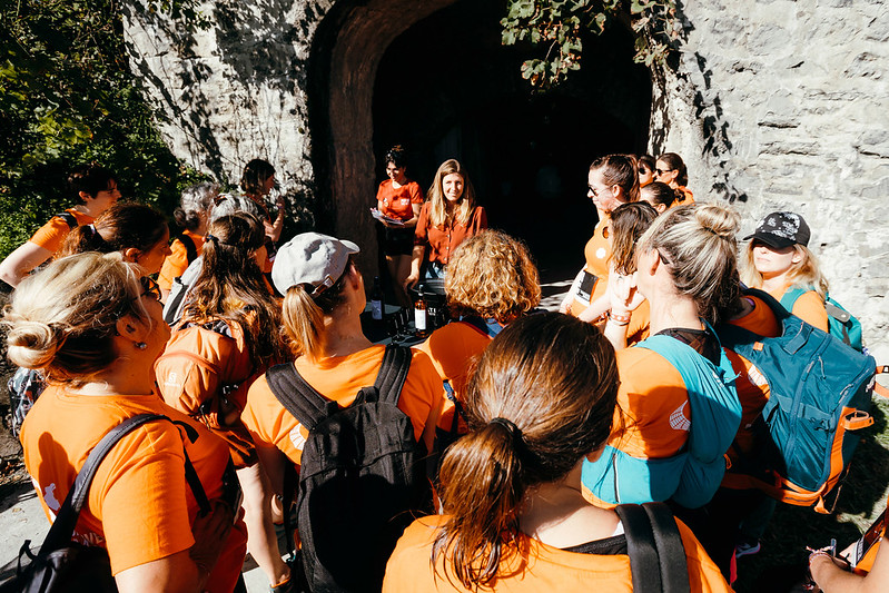 Femmes qui participent à une dégustation de vin à St Jean de Luz