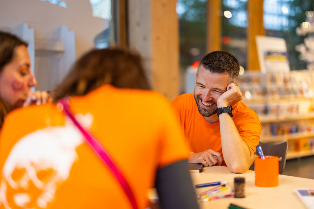 Homme qui éclate de rire lors d'une activité artistique à l'occasion d'un team building original à Bruxelles