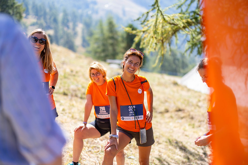 Filles dans la nature qui rient en discutant avec quelqu'un lors de leur séjour entre copines