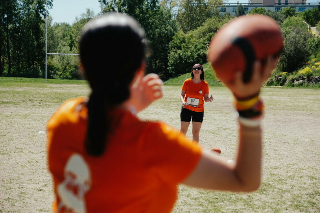 Collaborateurs qui jouent au football américain lors d'un team building incentive à Aix-en-Provence