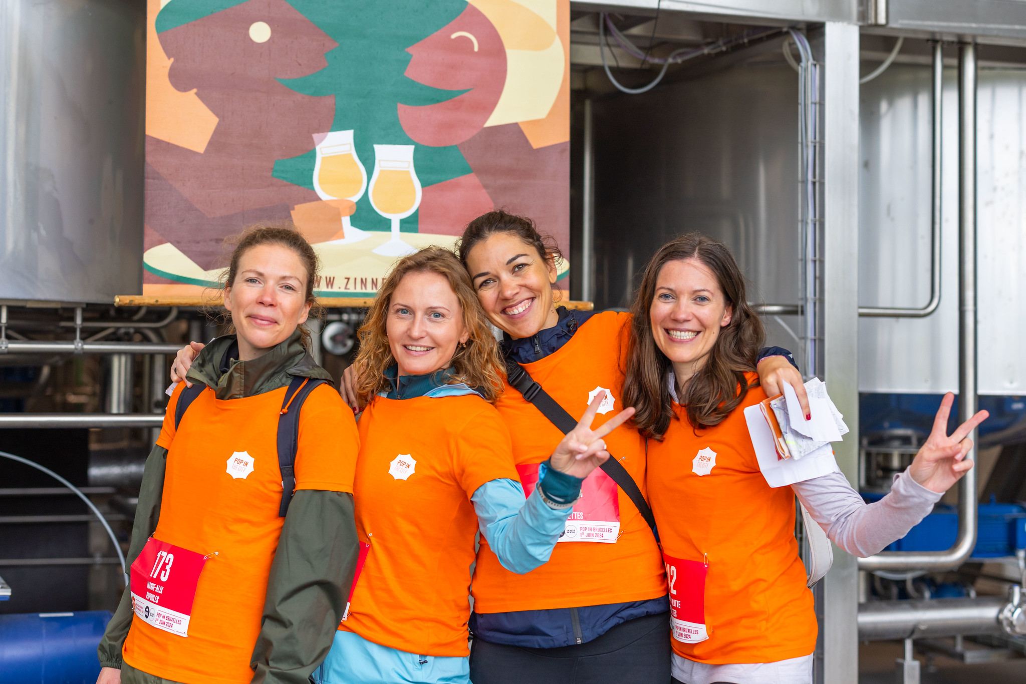 Femmes qui posent et sourient avant une activité incentive en entreprise à Bruxelles