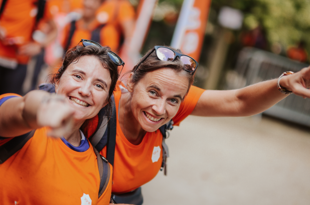 Femmes qui sourient et lèvent les bras sur le départ de Pop In Rennes en Bretagne