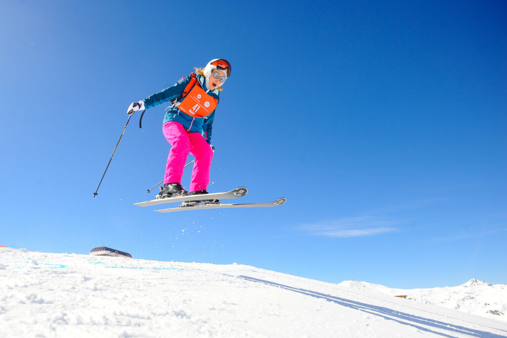 Popeuse qui fait un saut à ski lors d'une édition pop in the city à la montagne l'hiver