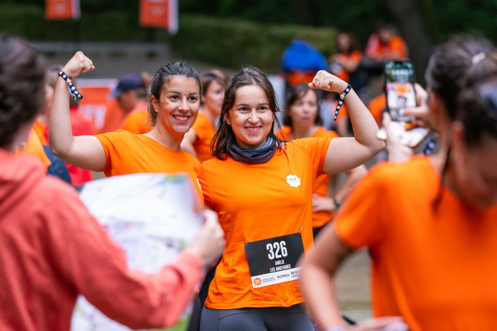 Femmes sur le départ de Pop In the City à Freiburg qui montrent leurs biceps