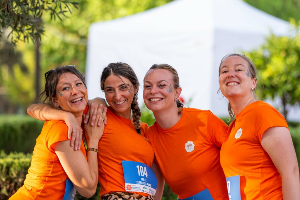 Femmes qui sourient sur le départ de la course à l'île de Gozo