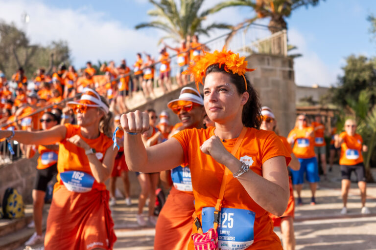 Femmes en orange qui s'échauffent avant de partir pour une course sur l'île de Gozo lors d'un week-end entre copines