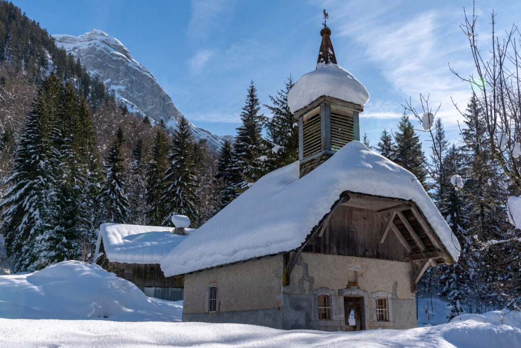 Samoëns et sa chapelle sous la neige