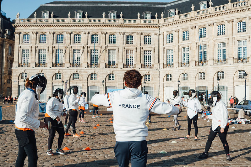 Collaborateurs qui découvrent l'escrime lors d'un team building innovant à Bordeaux