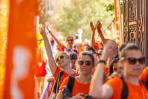 Femmes qui passent la ligne d'arrivée et lèvent les bras lors de leur participation à un team building innovant