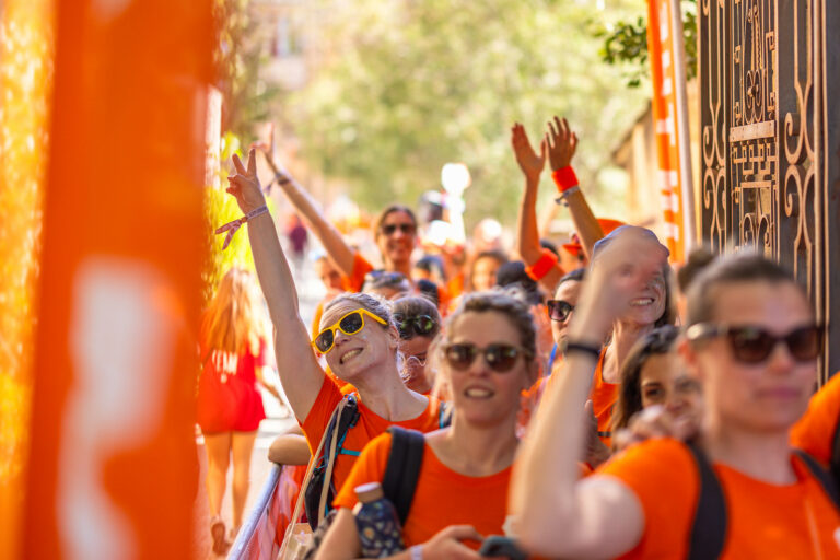 Femmes qui passent la ligne d'arrivée et lèvent les bras lors de leur participation à un team building innovant