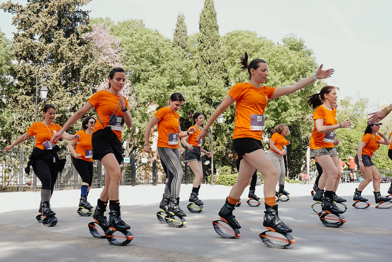 Femmes qui testent le kangoo jump lors d'un team building innovant à Aix en Provence