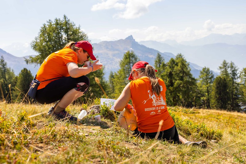 Femmes qui effectuent un stage de survie en nature lors d'un week-end entre filles à la montagne