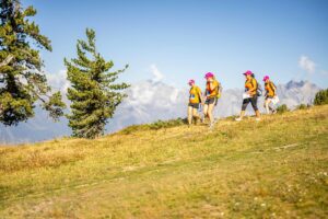 Femmes qui marchent à la montagne lors d'un week-end entre copines