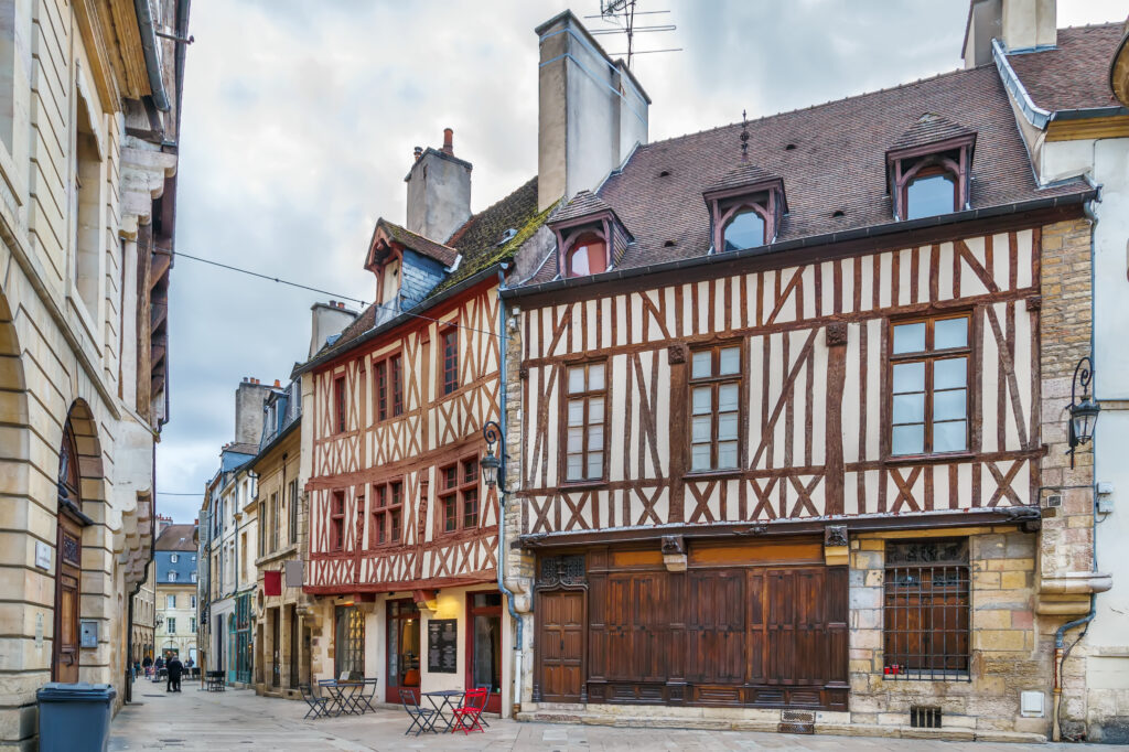 Centre-ville de Dijon, en France, avec des maisons à colombage