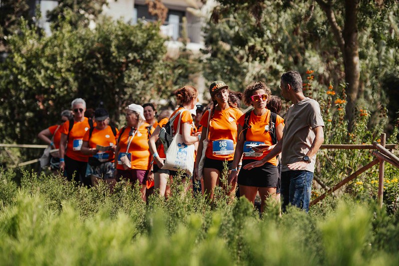 Collaborateurs qui découvrent un jardin collectif lors d'un séminaire en entreprise