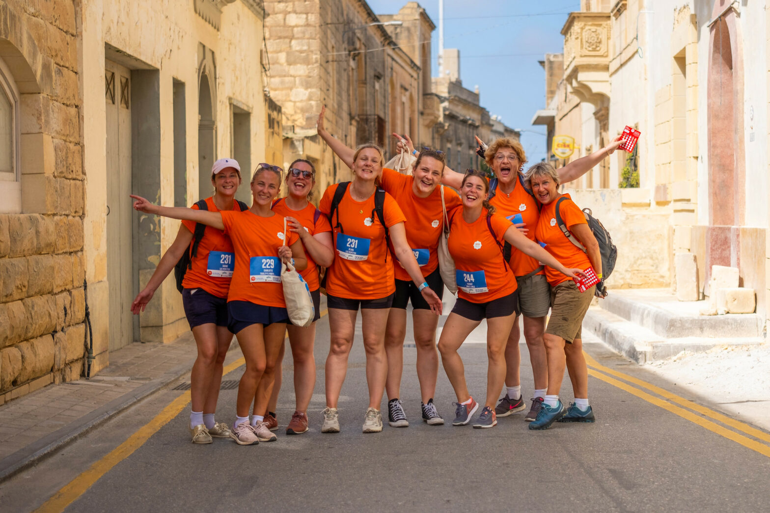 Groupes de femmes qui posent dans les rues de Gozo lors d'un séminaire organisé par leur entreprise