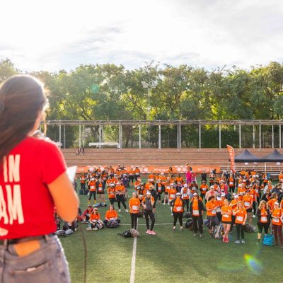 Volontaire qui prend la parole devant les participants